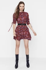Vícebarevné šaty Trendyol X Sagaza Studio s detailem elastického pasu