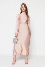 Trendyol světle růžové saténové večerní šaty s páskem