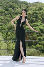 Trendyol X Zeynep Tosun Czarna suknia wieczorowa i studniówkowa z dopasowanym głębokim dekoltem w szpic