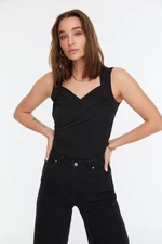 Trendyol Čierne šaty s detailmi záhybov, jednoduchými ramienkami a pružným pleteným telom so zapínaním na cvoky