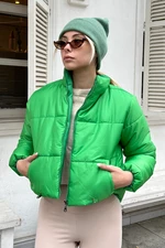 Trend Alaçatı Stili Jasnozielony damski płaszcz puchowy z wysokim dekoltem z podwójnymi kieszeniami i elastyczną talią