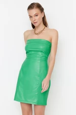 Trendyol zelené večerné šaty z umelej kože bez ramienok