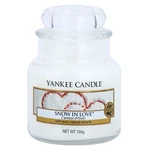 Yankee Candle Snow in Love vonná svíčka Classic střední 104 g