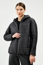 River Club női fekete kapucnis belső bélelt víz és szélálló kabát.