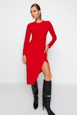 Trendyol červené crewneck pletené midi šaty s detailom rozparku vypasovaným telom