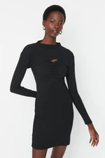Trendyol černá super crop halenka s detailním bodycone pletenými šaty