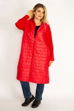 Dámsky červený kabát s kapucňou a prešívaným zipsom vo veľkosti plus.