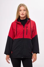 Dámský červeno-černý dvoubarevný podšitý voděodolný a větruvzdorný plášť s kapucí a kapsou od značky River Club.