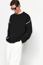 Trendyol čierny oversize sveter s detailmi na leme a okrúhlym výstrihom