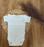 Kojenecké body, kr. rukáv Mamatti, zap. u krku, Puntík - bílé s volánky, vel. 68 (3-6m)