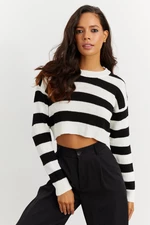 Fajny i seksowny damski czarno-biały krótki sweter w paski