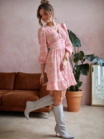 Discreet dress with coral buttons