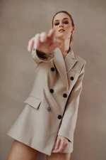 Elegantný dámsky kabát s dvojradovým béžovým zapínaním