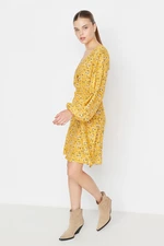 Trendyol Mustard Mini Dwurzędowa Sukienka Wiskozowa Z Wiskozowym Dekoltem W Kwiaty