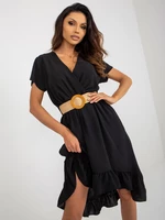 Černé šaty s volánem asymetrického střihu