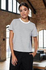 Trendyol čierne a ecru pruhované prémiové základné pravidelné/normálne fit tričko s okrúhlym výstrihom