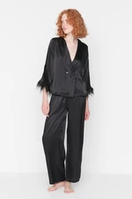 Súprava saténového pyžama s čiernymi perovými detailmi od Trendyol