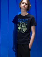 Chlapčenské tričko s potlačou, ktorá žiari v tme