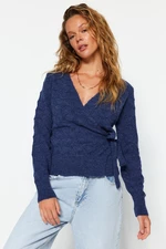 Trendyol Indigo měkký texturovaný dvouřadý pletený svetr s výstřihem