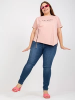 Púdrovo ružové tričko Plus veľkosti s textom a aplikáciou