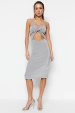 Trendyol Grey vypasované večerné šaty s okienkom/vystrihnutým detailom v pletení