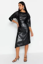 Modna czarna sukienka ze sztucznej skóry z asymetrycznym rozcięciem w talii
