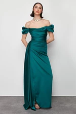 Trendyol Smaragdovo Zelené Saténové Dlhé Večerné Šaty s Výstrihom Degaje
