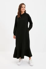 Čierne pletené šaty s kapucňou značky Trendyol