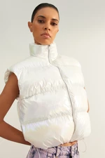 Trendyol Limited Edition biela pravidelná lesklá nafukovacia vesta