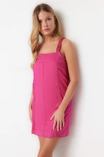 Trendyol Różowa sukienka mini o prostym kroju z tkaną podszewką i koronkowymi detalami