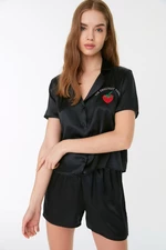 Trendyol čierna vyšívaná saténová košeľa-šortky tkaná pyžamová súprava