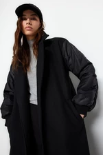 Trendyol Black Sleeve Fabric detailne podšitý dlhý kabát