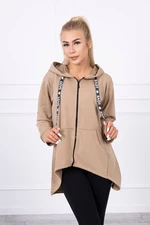 Sweatshirt with longer back and camel hood