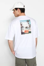Trendyol biele pánske oversized/široké tričko 100% bavlneného strihu s fotografickou potlačou