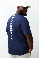 Trendyol Plus Size tmavomodré tričko s voľným/komfortným strihom a potlačou textu na chrbte, 100% bavlna