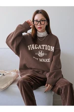 Poznajte dámsku mikinu s potlačou Women's Coffee Vacation Joy Wake s potlačou Crew Neck.