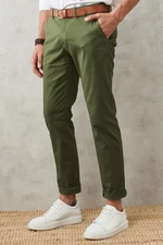 Pánske khaki nohavice typu chino s úzkym strihom a bočnými vreckami od značky AC&Co / Altınyıldız Classics. Pánske khaki nohavice typu chino s úzkym strihom a bočnými vreckami od značky AC&Co / Altınyıldız Classics.