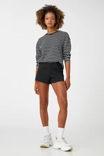 Koton Basic Mini Shorts. Relaxed fit. The waist is wide and elastic.