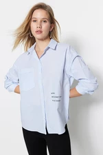 Modrá tkaná košeľa s vreckami a potlačou od Trendyol.