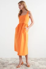 Trendyol oranžové midi šaty s otevřeným pasem, korzetovým šitím a tkanými detaily