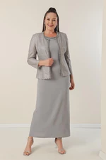 Šaty By Saygı Long Crepe s kameny a podšitým límcem, sako s flitry, dvoudílný oblek ve velikosti plus.