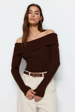 Trendyol Brown Super Crop Carmen Collar Pletený svetr