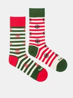 Piros-zöld mintás Fusakle karácsonyi zokni a hóban