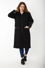 Dámsky čierny kabát s predným zipsom, kapucňou a bez podšívky z umelej kože od značky Şans vo veľkosti Plus Size