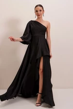 By Saygı Krepové saténové dlhé šaty s jedným rukávom s volánikom vpredu a čiernou podšívkou