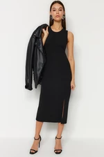 Trendyol Čierne šaty bez rukávov s rozparkom, elastické a priliehavé, pletené midi puzdrové šaty