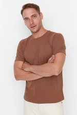 Trendyol hnědé základní tričko s krátkým rukávem a kulatým výstřihem v pravidelném střihu