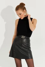 Štýlová a sexy dámska čierna mini sukňa z umelej kože s prackou