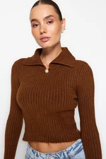 Trendyol hnedý crop mäkký textúrovaný polo výstrih pletený sveter