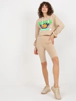 Beige casual set with short sweatshirt and cycling shoes